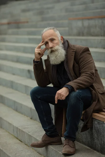 Portrait Bearded Senior Man Outdoors Sitting Bench Park — Stock Photo, Image