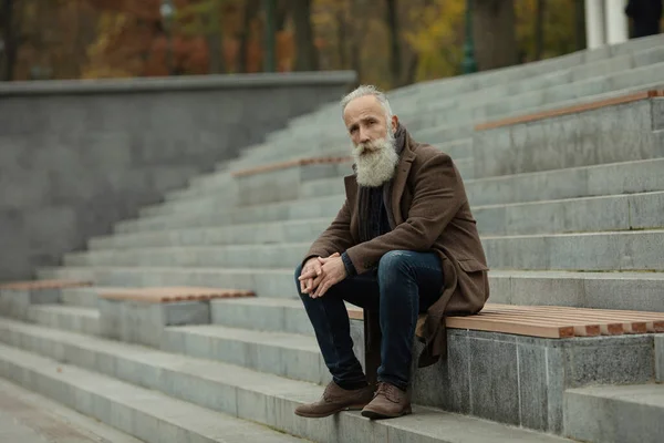 Sakallı Yaşlı Bir Adamın Portresi Parktaki Bir Bankta Oturuyor — Stok fotoğraf