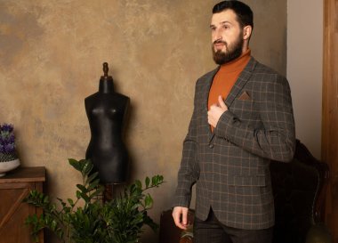 Klasik iç mimarisi olan bir odada saygıdeğer genç sakallı bir adam. Lüks. Erkek güzelliği, moda.
