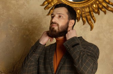 Klasik iç mimarisi olan bir odada saygıdeğer genç sakallı bir adam. Lüks. Erkek güzelliği, moda.