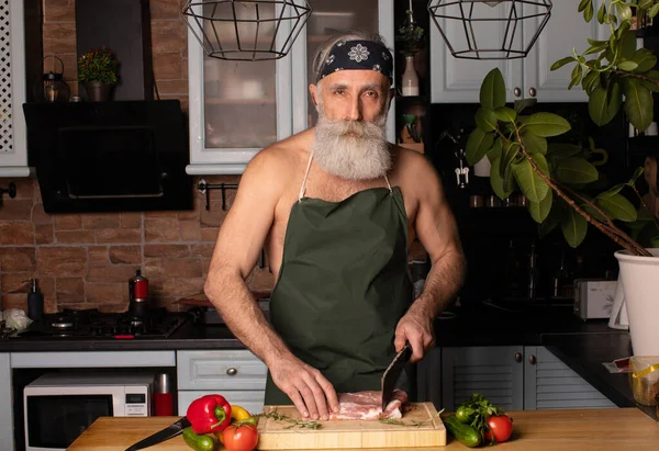 Chef Kok Snijden Vers Rauw Vlees Houten Bord — Stockfoto