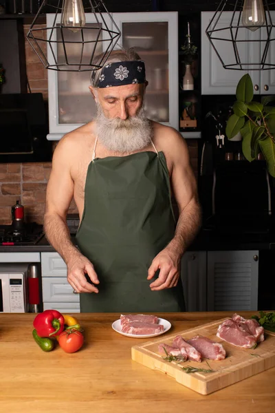 Volwassen Man Keuken Koken Schotel Voor Het Diner — Stockfoto