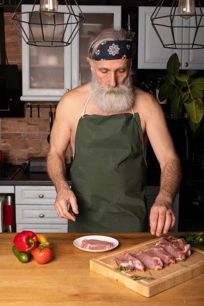 Volwassen Man Keuken Koken Schotel Voor Het Diner — Stockfoto