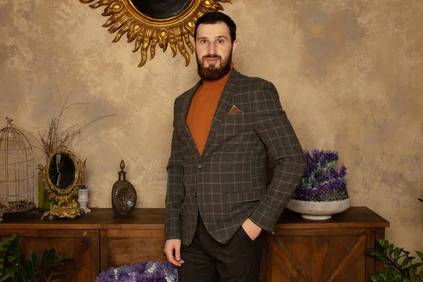 Klasik iç mimarisi olan bir odada saygıdeğer genç sakallı bir adam. Lüks. Erkek güzelliği, moda.