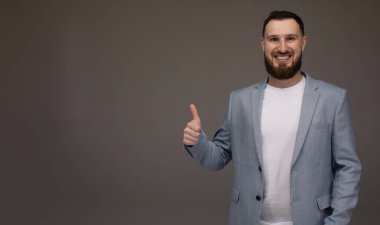 iş, jest ve ofis kavramı - yakışıklı buisnessman gösteren Yaşasın