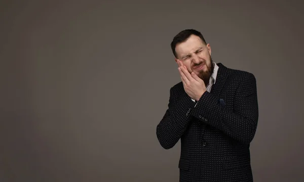 Primer Plano Retrato Nervioso Infeliz Preocupado Guapo Barbudo Tocándose Mejilla —  Fotos de Stock