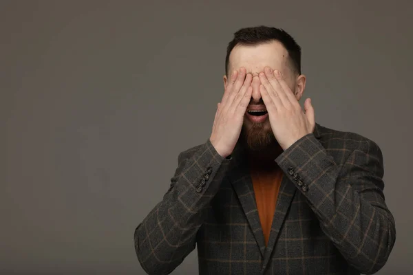 Mannen Blundade Med Händerna Grå Bakgrund — Stockfoto