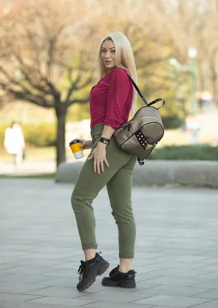 Outdoor Lifestyle Mode Porträt Von Glücklichen Atemberaubenden Blonden Mädchen Schönes — Stockfoto