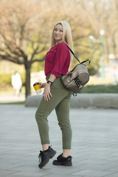 Solig Livsstil Mode Porträtt Unga Snygga Hipster Kvinna Promenader Gatan — Stockfoto
