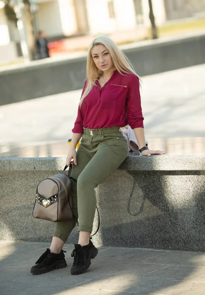 Solig Livsstil Mode Porträtt Unga Snygga Hipster Kvinna Promenader Gatan — Stockfoto