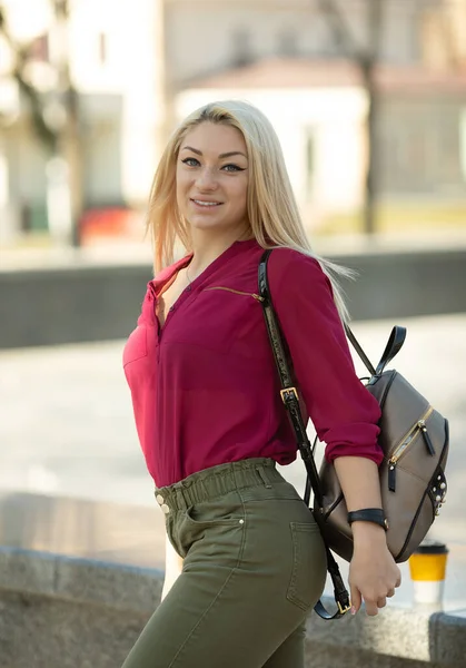 Solig Livsstil Mode Porträtt Unga Snygga Hipster Kvinna Promenader Gatan — Stockfoto