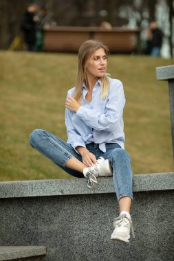 güzel genç beyaz kadın açık bir portresi.