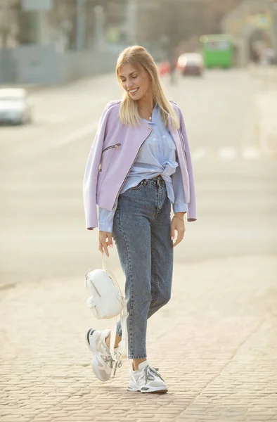 Utomhus Mode Street Stile Porträtt Vacker Kvinna Casual Outfit Promenader — Stockfoto