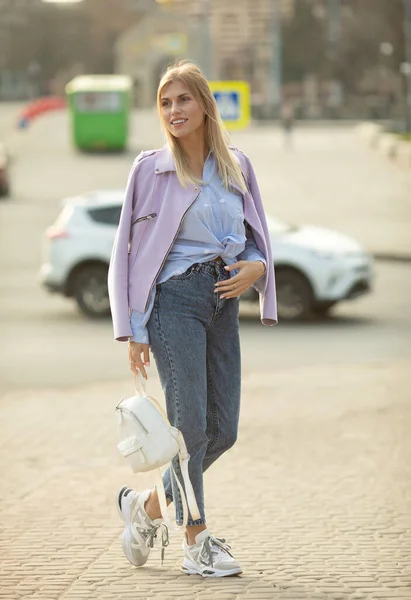 Outdoor Fashion Street Stile Portret Pięknej Kobiety Stroju Casual Spacery — Zdjęcie stockowe