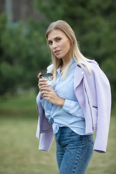 Glada Fashionabla Blondin Håller Kaffe Utomhus Ung Kvinna Dricker Kaffe — Stockfoto