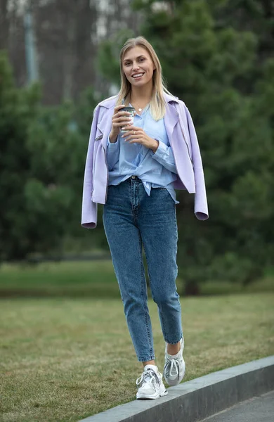 Glada Fashionabla Blondin Håller Kaffe Utomhus Ung Kvinna Dricker Kaffe — Stockfoto