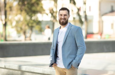 genç yakışıklı çekici sakallı model adam kentsel bağlamda.