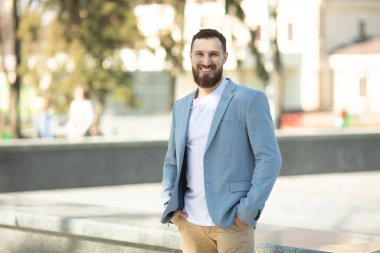 genç yakışıklı çekici sakallı model adam kentsel bağlamda.