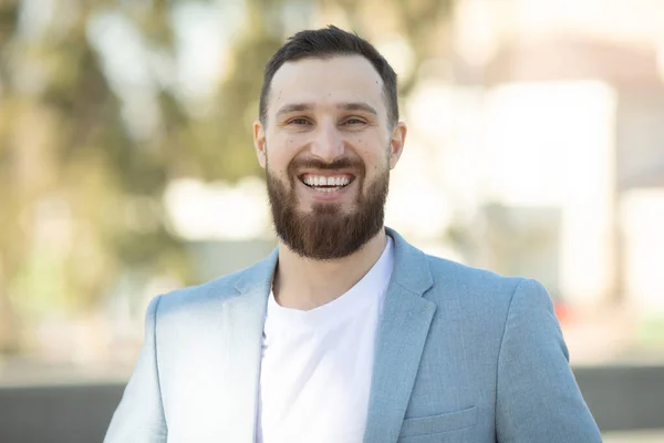 Legal Bonito Cara Com Barba Sorrindo — Fotografia de Stock