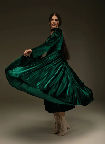 Žena Kráse Módní Zelené Šaty Krásná Dívka Tančí Dlouhých Večerních — Stock fotografie