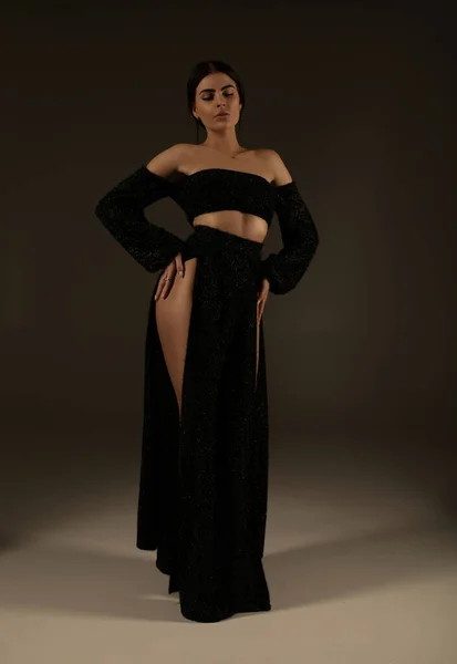 Mulher Bonita Elegante Com Pernas Longas Vestido Elegante Preto Posando — Fotografia de Stock