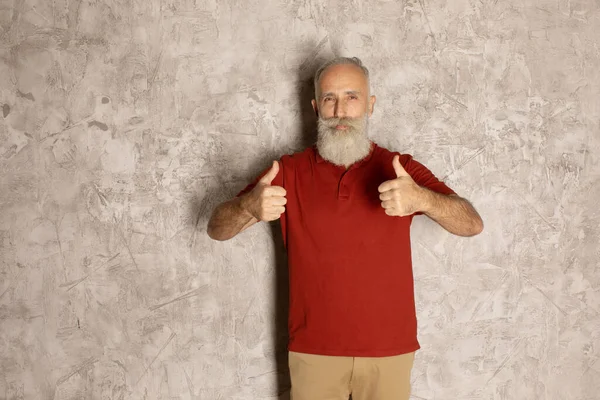 Homme Âgé Barbu Souriant Shirt Rouge Montre Les Pouces Vers — Photo