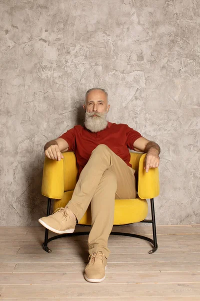 Portrait Homme Âgé Barbu Relaxant Dans Canapé Maison — Photo