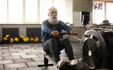 Ciddi sakallı, son sınıf öğrencisi erkek sportif yaşam tarzının tadını çıkarıyor.