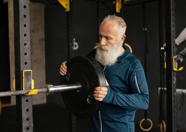 Ciddi sakallı, son sınıf öğrencisi erkek sportif yaşam tarzının tadını çıkarıyor.