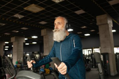 Spor salonunda çalışan son sınıf öğrencisi.
