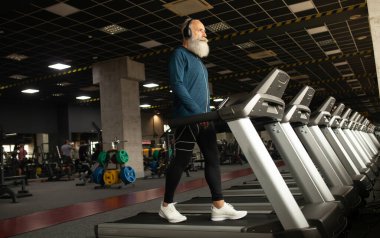 Spor salonunda çalışan son sınıf öğrencisi.