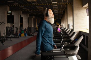 Spor salonunda çalışan son sınıf öğrencisi.