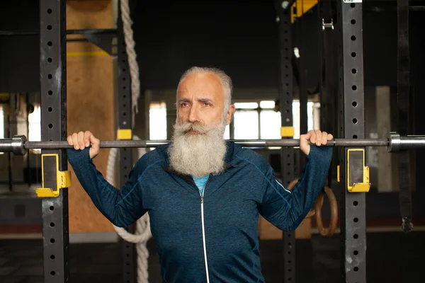 Ernsthafter Bärtiger Senior Genießt Sportlichen Lebensstil — Stockfoto