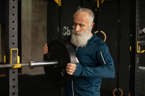 Ernsthafter Bärtiger Senior Genießt Sportlichen Lebensstil — Stockfoto