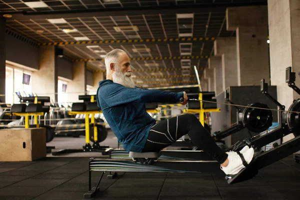 Ernsthafter Bärtiger Senior Genießt Sportlichen Lebensstil — Stockfoto