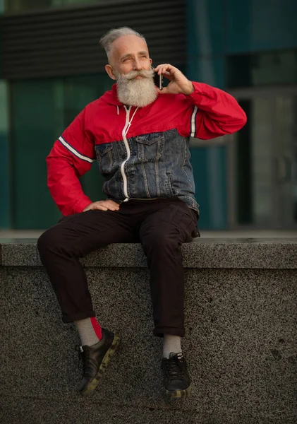 Guapo Hombre Barbudo Mayor Está Hablando Con Teléfono Inteligente Mientras —  Fotos de Stock