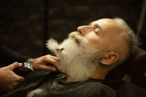 Hombre Mayor Guapo Conseguir Peinado Recorte Barba Barbería — Foto de Stock