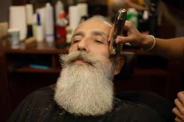 Hombre Mayor Guapo Conseguir Peinado Recorte Barba Barbería — Foto de Stock