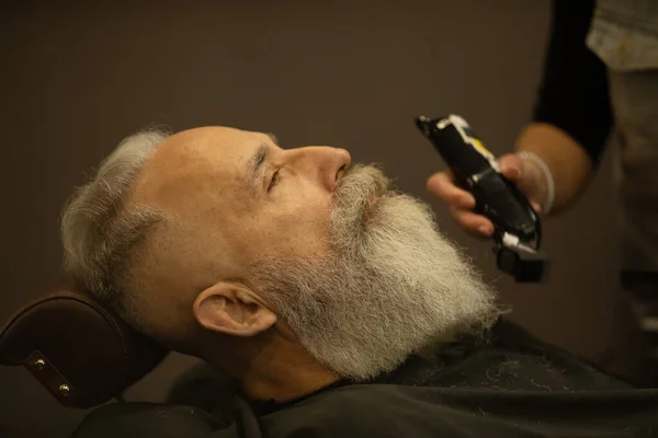 Hombre Mayor Guapo Conseguir Peinado Recorte Barba Barbería — Foto de Stock