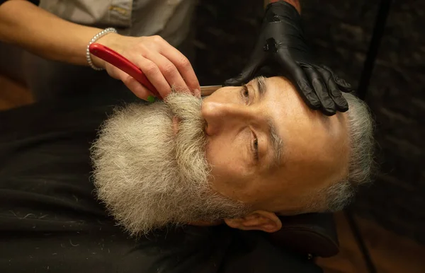 Красавчик Пожилой Мужчина Стрижёт Бороду Парикмахерской — стоковое фото