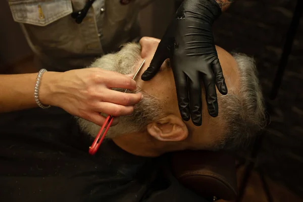 Hombre Mayor Guapo Conseguir Peinado Recorte Barba Barbería — Foto de Stock