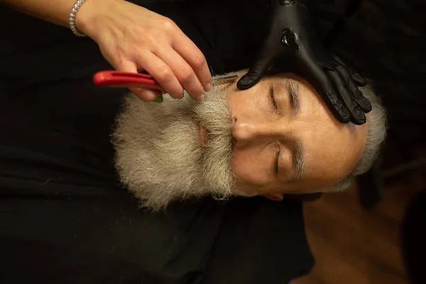 Hombre Mayor Guapo Conseguir Peinado Recorte Barba Barbería — Foto de Stock