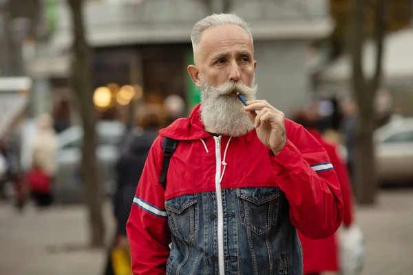 Aîné Barbu Respire Fumée Fumer Une Cigarette Électronique Concept Soulagement — Photo