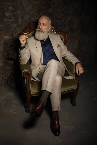 Портрет Привабливого Бородатого Бізнесмена Сигарою Темній Кімнаті — стокове фото