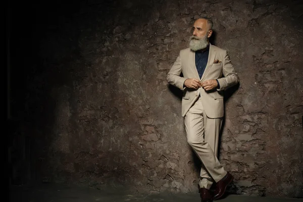 Porträt Eines Gestandenen Geschäftsmannes Anzug Auf Grauem Hintergrund Kopierraum — Stockfoto