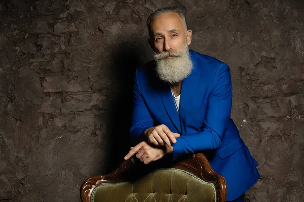 Porträt Eines Seriösen Modischen Bärtigen Älteren Mannes Blauen Anzug — Stockfoto