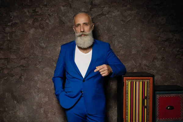 Retrato Homem Sênior Barbudo Bonito Moda Sério Terno Azul — Fotografia de Stock