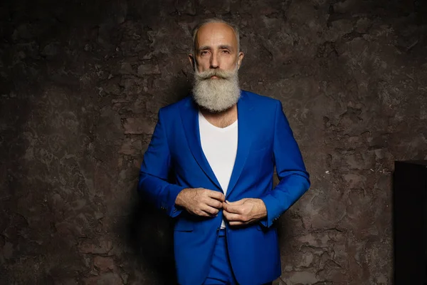 Πορτρέτο Του Σοβαρού Μόδας Όμορφος Γενειοφόρος Ηλικιωμένος Άνδρας Μπλε Κοστούμι — Φωτογραφία Αρχείου