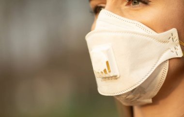 Grip virüsü koruması grip virüslerine ve hastalıklara karşı koruyucu. Halka açık yerlerde maske takan hasta bir kadın. Sağlık sigortası konsepti. Corona virüsü. Covid 19.