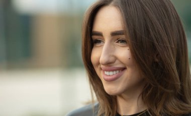 Güzel, mutlu, gülümseyen bir kadının portresi, açık havada, fotokopi alanı ile..